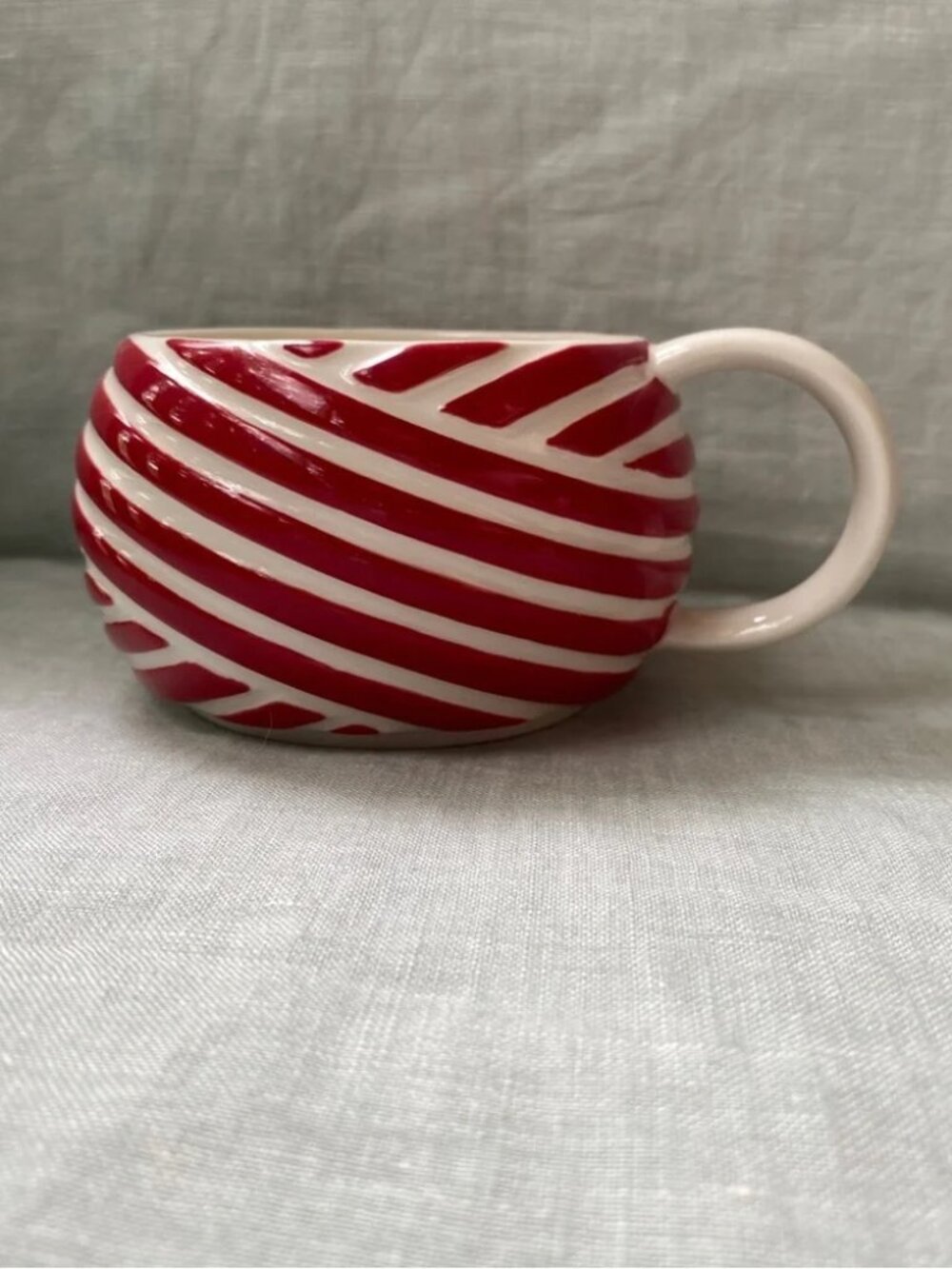 Starbucks 2013 red white striped yarn ball 12 fl. oz mug